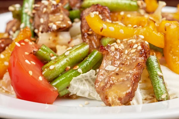 Salada quente com vitela — Fotografia de Stock