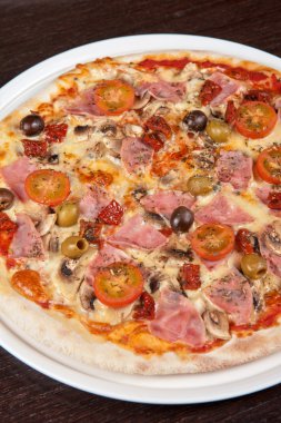 Jambonlu ve mantarlı pizza.