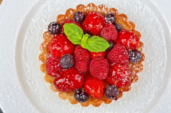 Торт со свежими ягодами — стоковое фото