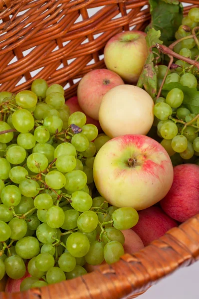 Maçãs e uvas — Fotografia de Stock