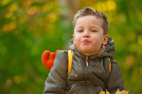 Höstens baby pojke — Stockfoto