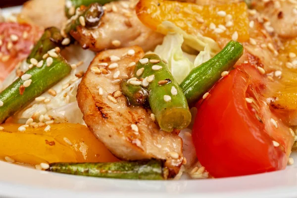 Warm salad with chicken — Stock Photo, Image