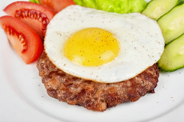 Carne di manzo di bistecca con uovo fritto — Foto Stock