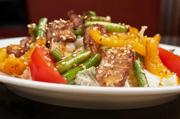 Warmer Salat mit Kalbfleisch — Stockfoto