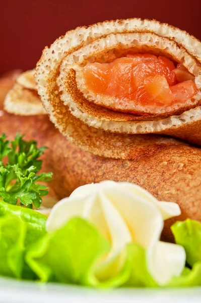 Pfannkuchen mit Lachs — Stockfoto