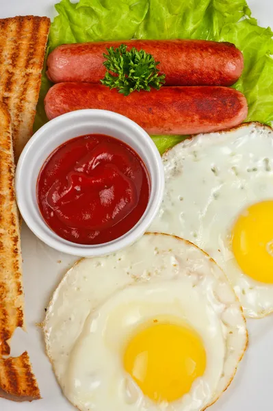 Jaja smażone z kiełbasą — Zdjęcie stockowe