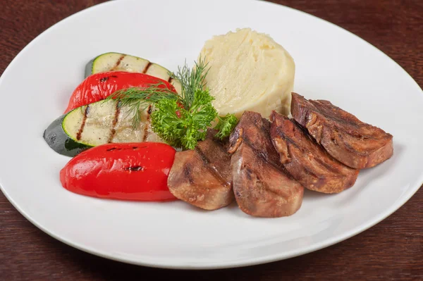 Zunge mit gegrilltem Gemüse — Stockfoto