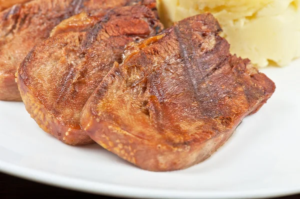 Zunge mit gegrilltem Gemüse — Stockfoto