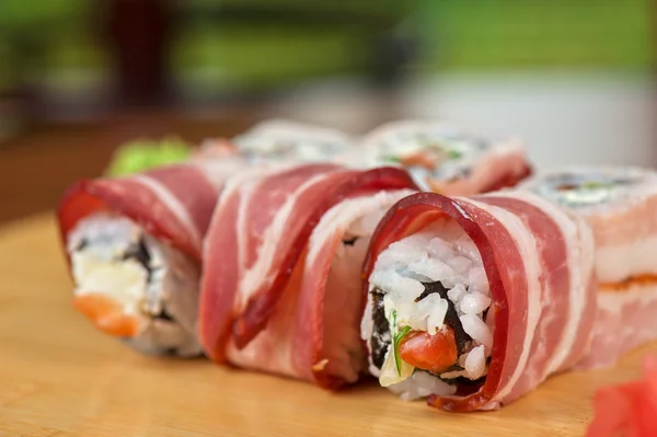 Sushi-Rolle mit Speck — Stockfoto