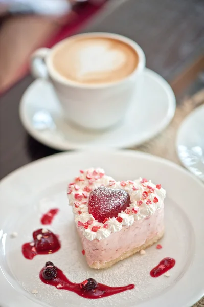 Torta valentina a forma di cuore — Foto Stock