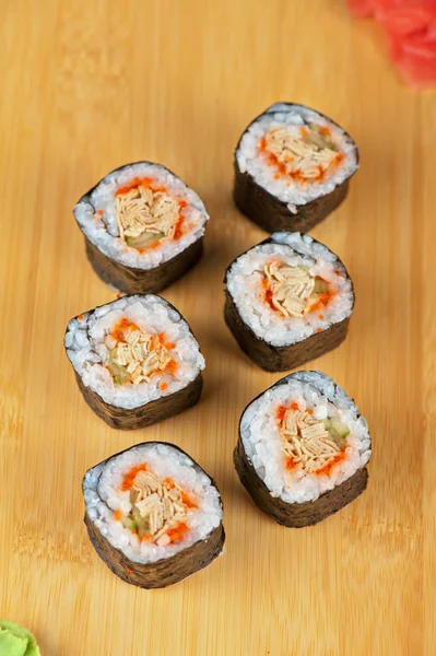 Rollos de sushi con tobico y panqueque —  Fotos de Stock