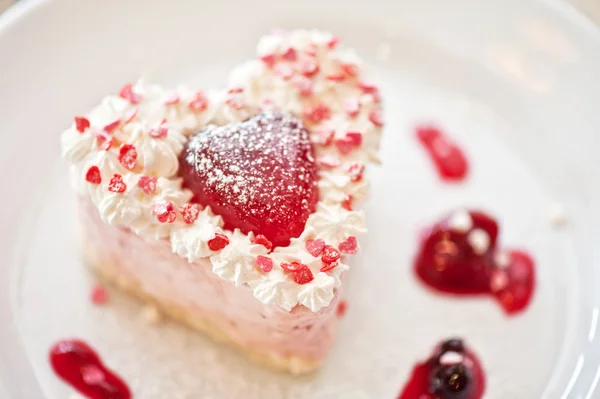 Heart-shaped valentine cake — Stock Photo, Image