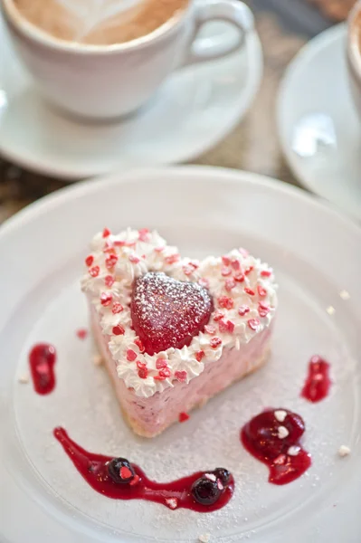 Heart-shaped valentine cake — Stock Photo, Image