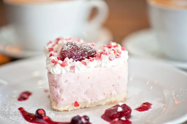 Heart-shaped valentine cake — Stock Photo, Image