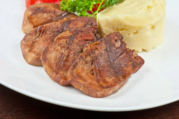 Zunge mit gegrilltem Gemüse — Stockfoto