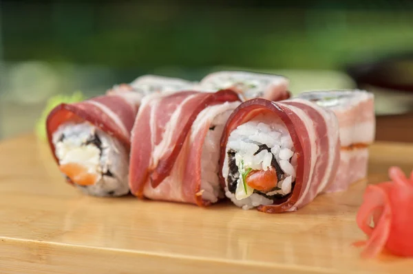 Sushi-Rolle mit Speck — Stockfoto