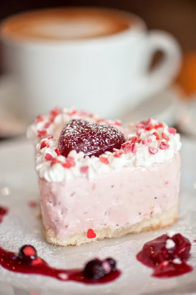 バレンタインのハート形のケーキ — ストック写真