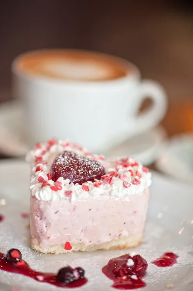 Pastel de San Valentín en forma de corazón — Foto de Stock