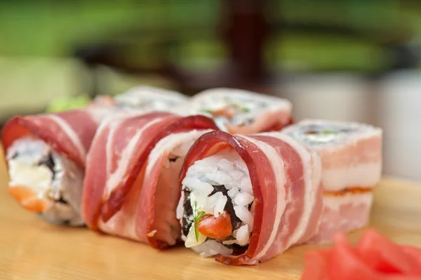 Sushi-Rolle mit Speck — Stockfoto