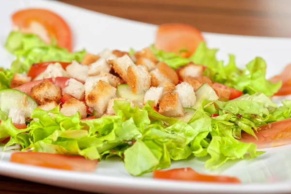 Salada de legumes com biscoitos — Fotografia de Stock