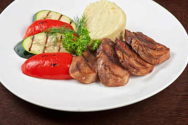 Lengua con verduras a la parrilla —  Fotos de Stock