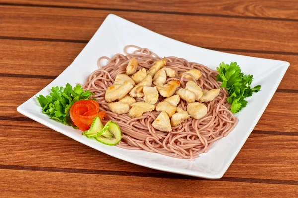 Pasta med kycklingkött — Stockfoto