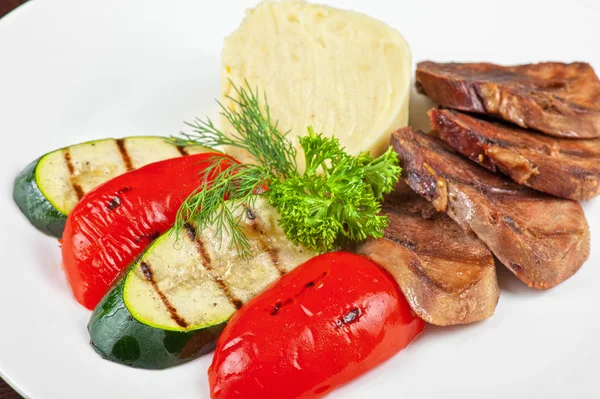 Zunge mit gegrilltem Gemüse — Stockfoto