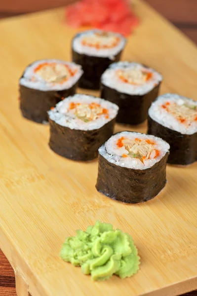 Sushi rolky s tobico a palačinky — Stock fotografie