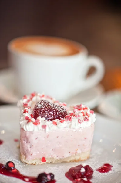 Gâteau Saint-Valentin en forme de coeur — Photo