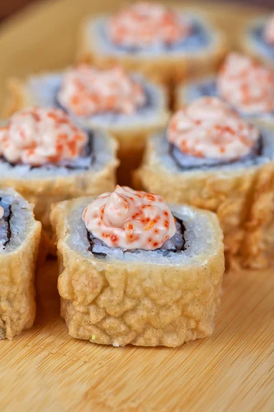 Frischkäse und Tobico-Sushi-Rolle — Stockfoto