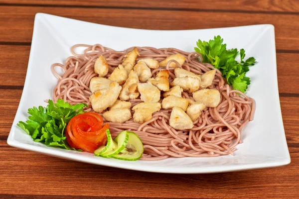 Pasta med kycklingkött — Stockfoto