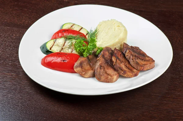 Zunge mit gegrilltem Gemüse — Stockfoto