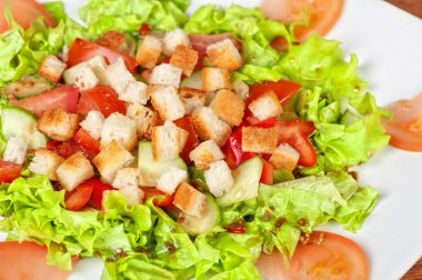 kraker ile sebze salatası