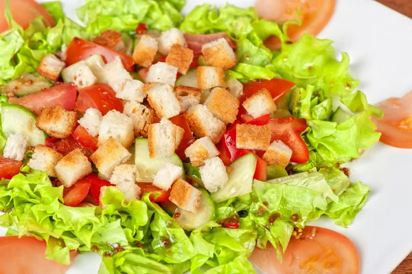 Vegetable salad with crackers — Stock Photo, Image