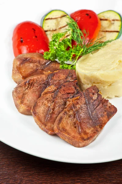 Zunge mit gegrilltem Gemüse — Stockfoto