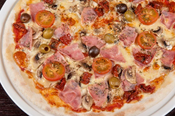 Pizza se šunkou a houbami — Stock fotografie