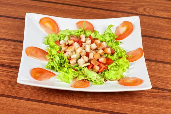 Ensalada de verduras con galletas saladas —  Fotos de Stock