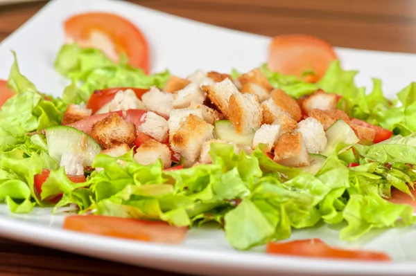 Овощной салат с крекерами — стоковое фото