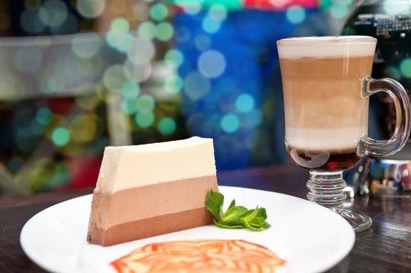 Gâteau savoureux avec tasse de café — Photo