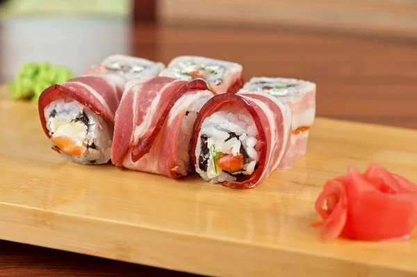 Rouleau de sushi au bacon — Photo
