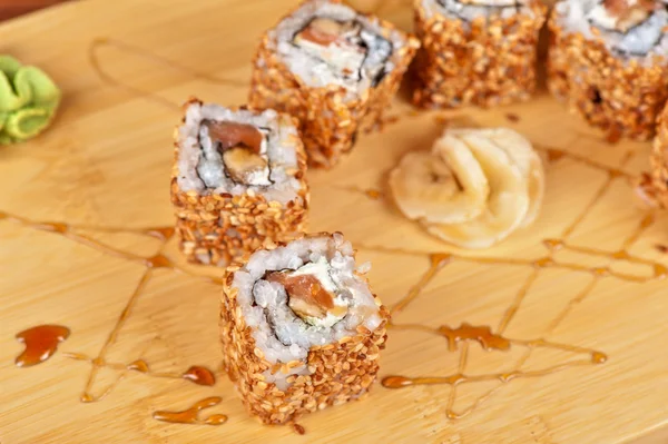 Rouleaux de sushi au sésame — Photo