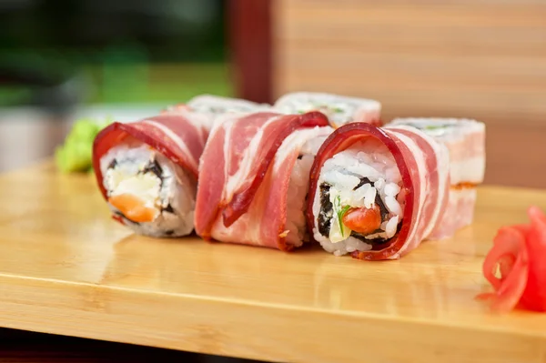 Sushi-Rolle mit Speck — Stockfoto