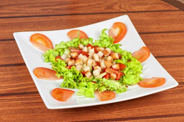 Ensalada de verduras con galletas saladas —  Fotos de Stock