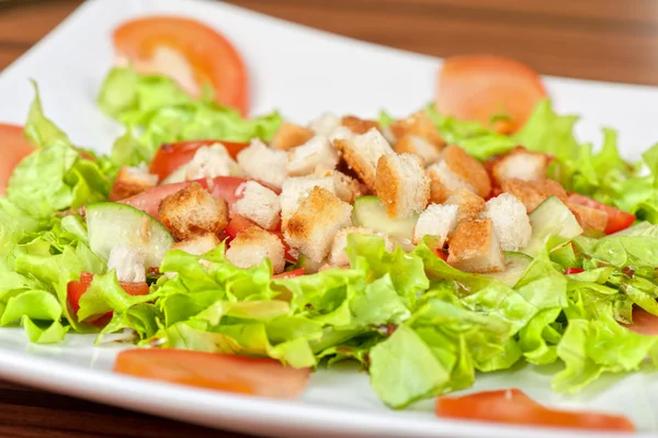 Ensalada de verduras con galletas saladas —  Fotos de Stock