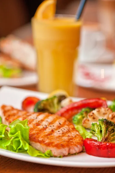 Salmon steak — Stock Photo, Image