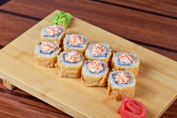 Queso crema y rollo de sushi tobico —  Fotos de Stock
