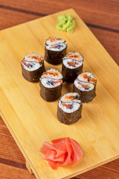 Sushi-Rollen mit Tobico und Pfannkuchen — Stockfoto