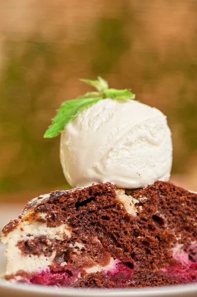 Gâteau au chocolat avec crème glacée à la confiture — Photo