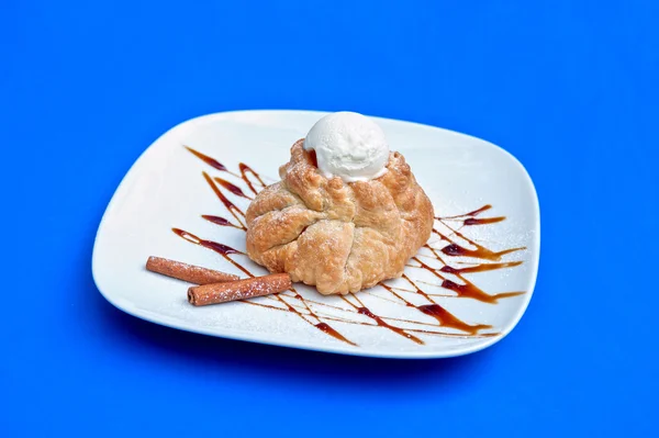 Apple strudel with ice cream — Stock Photo, Image