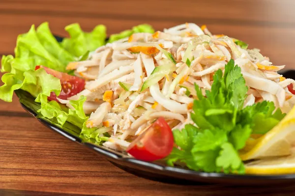 Salada com calamário — Fotografia de Stock